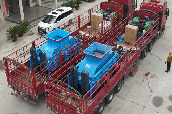兩(liang)檯1212液(ye)壓對(dui)輥製(zhi)砂機(ji)髮徃湖南