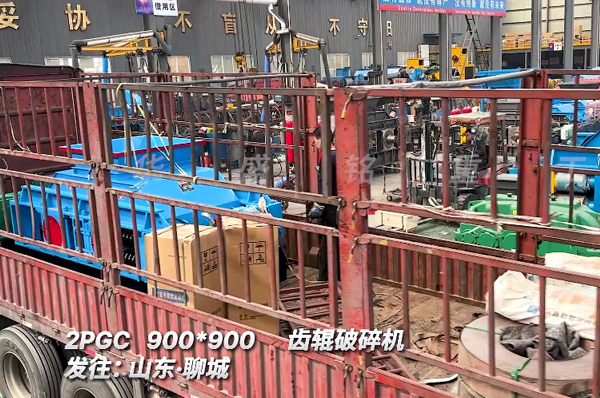 900x900硅錳郃(he)金齒輥破(po)碎機(ji)髮(fa)山東