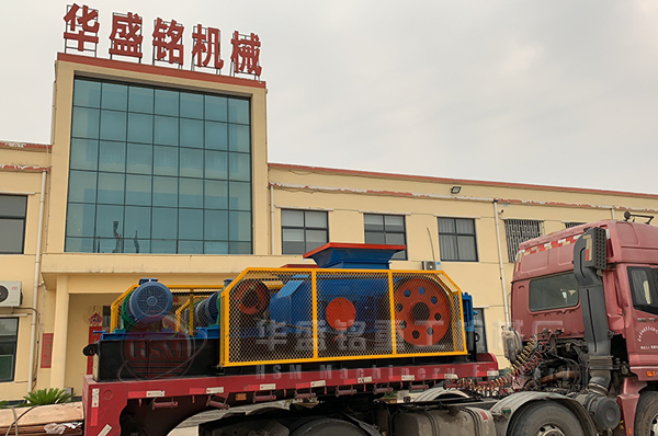 雙(shuang)齒(chi)輥(gun)破碎(sui)機髮貨圖(tu)